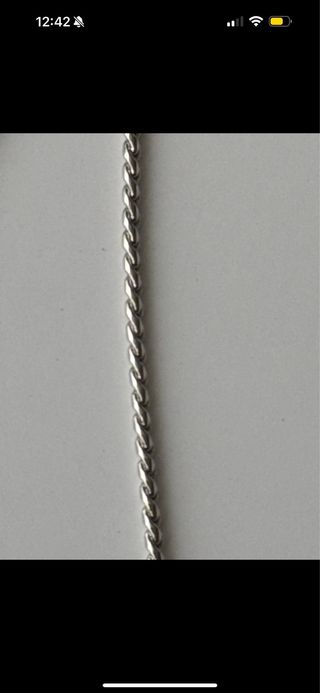 Collar pendiente en forma de corazón plateado.
