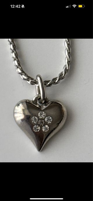 Collar pendiente en forma de corazón plateado.