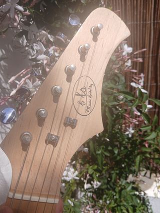 Guitarra eléctrica semi juguete