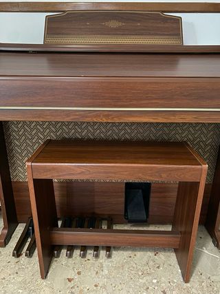 Órgano eléctrico Technics U50 y banqueta de madera