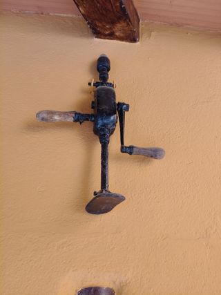 Taladro de mano antiguo