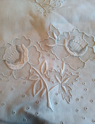 Juego de sabanas muy antiguas de Hilo, bordadas