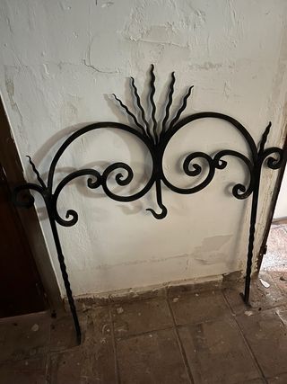 Estructura de hierro forjado artesanal para pozo o aljibe. Diseño decorativo único