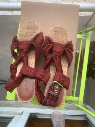Sandalias burdeos tipo alpargata.