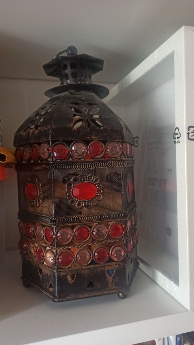 Farolillo avejentado decorado con motivos rojos