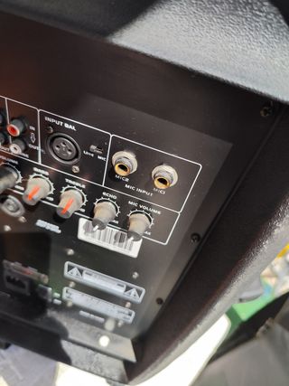 Altavoz autoamplificado