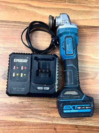 Amoladora Erbauer 18 V + batería 5 Ah y cargador