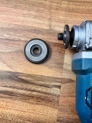 Amoladora Erbauer 18 V + batería 5 Ah y cargador