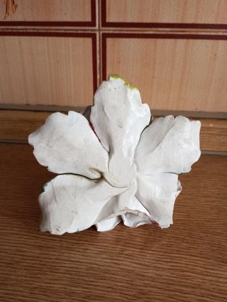 Composizione floreale in ceramica