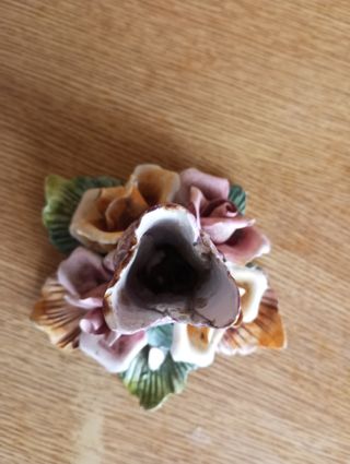 Composizione floreale in ceramica