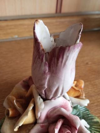 Composizione floreale in ceramica