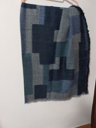 Bufanda grande cuadrada en tonos azules 