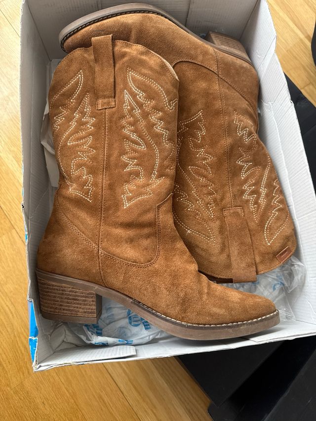 lote de zapatillas y botas