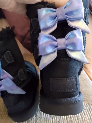 Vendo Stivali bambina UGG neri e fiocchi viola