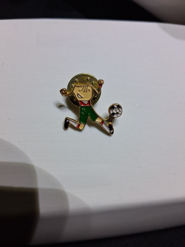 Spilla da calcio petra- mascotte dei gio