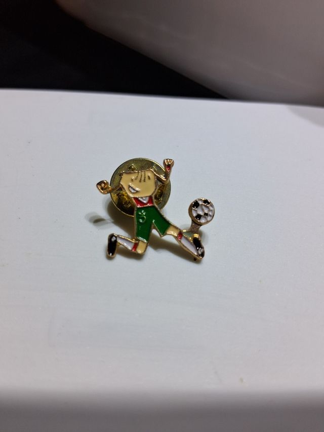 Spilla da calcio petra- mascotte dei gio