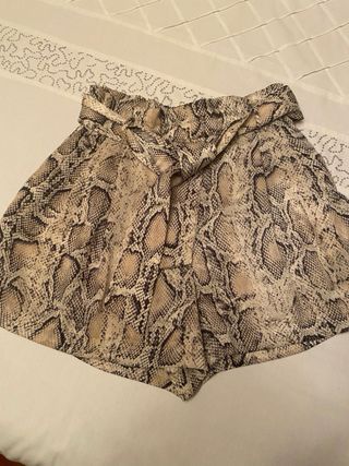 Pantalon corto bermuda short serpiente Zara