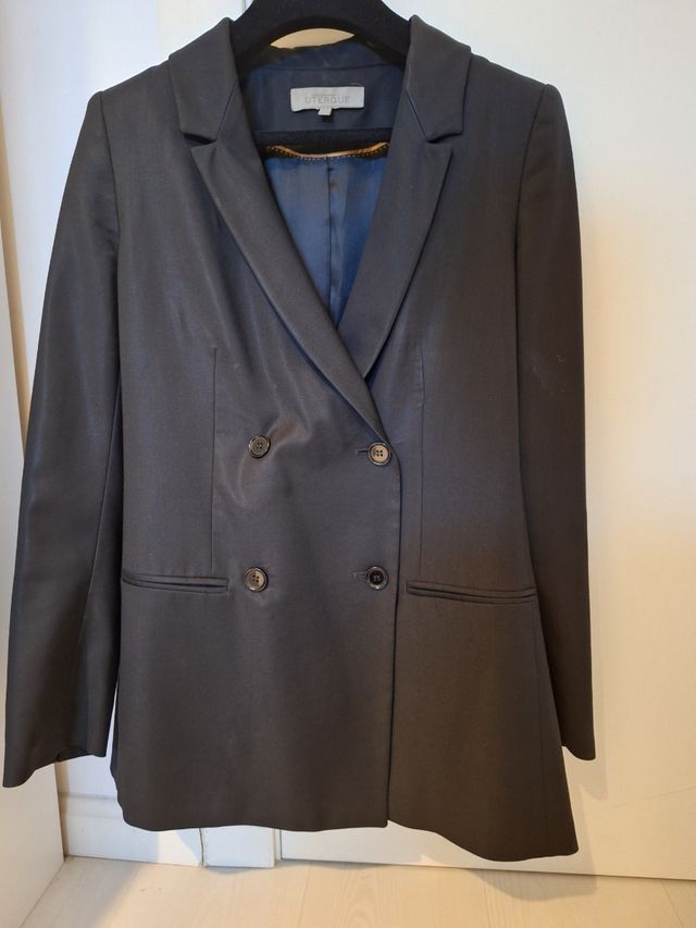 Americana negra cruzada de Uterqüe.