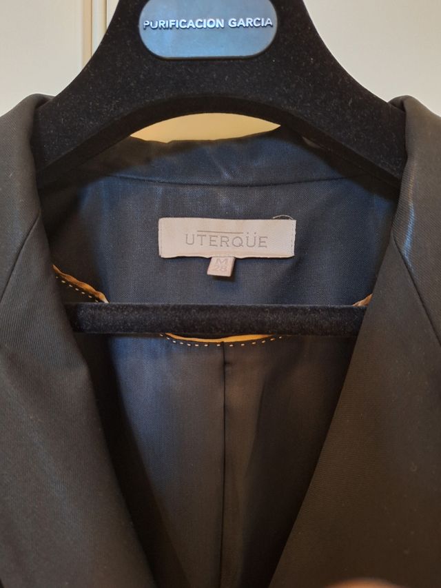 Americana negra cruzada de Uterqüe.