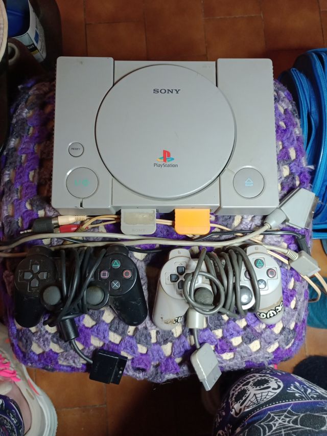 PlayStation 1 con 2 controller e cavi
