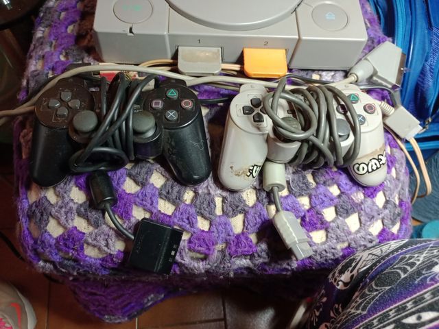 PlayStation 1 con 2 controller e cavi