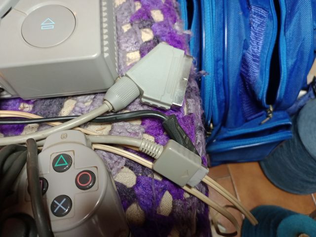 PlayStation 1 con 2 controller e cavi