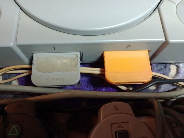PlayStation 1 con 2 controller e cavi