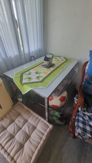 Mesa de comedor IKEA y sus sillas.