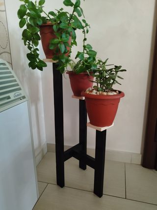 Portapiante in legno a 3 colonne.