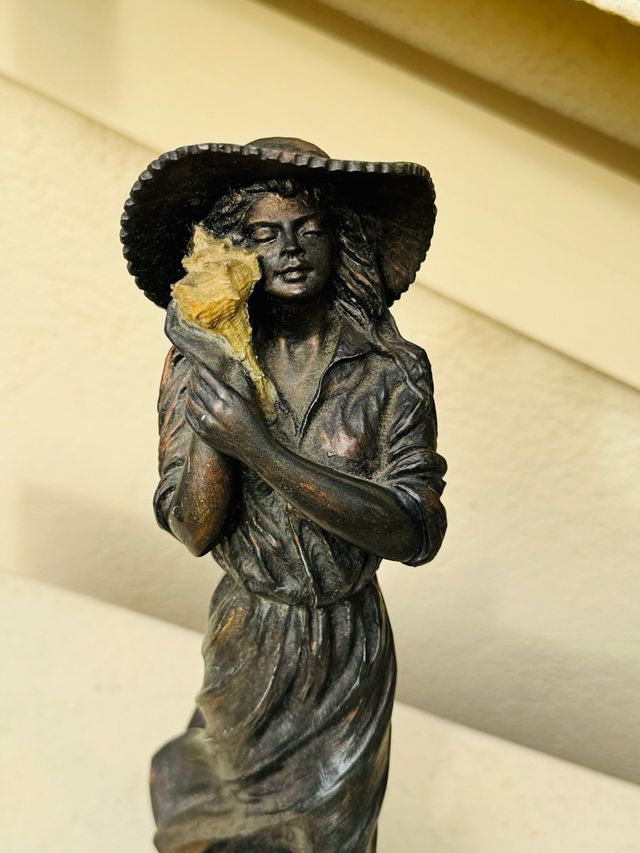 Figura di anziana donna artigiana