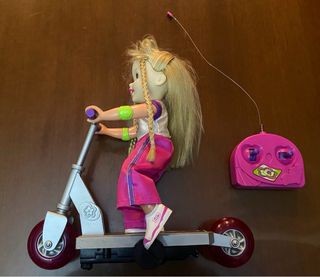 Muñeca Kristin y su súper patinete de Mattel 2000