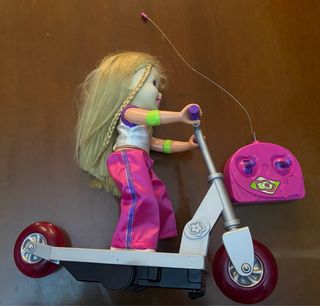 Muñeca Kristin y su súper patinete de Mattel 2000