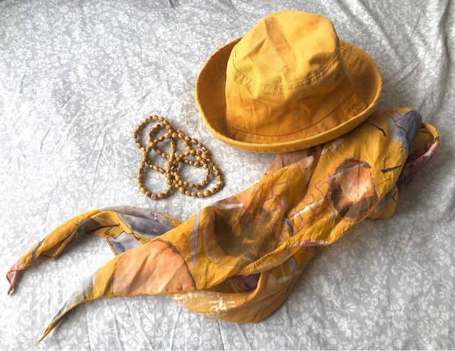 Lote 3 accesorios: sombrero con pañuelo y collar