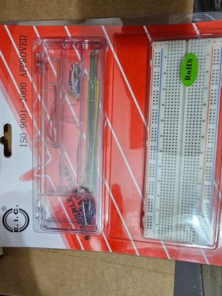 Kit de electrónica: protoboards, cables y componen