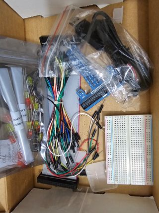 Kit de electrónica: protoboards, cables y componen