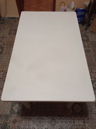 Mesa blanca extensible de cocina