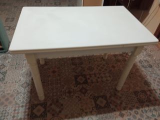 Mesa blanca extensible de cocina