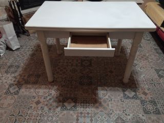 Mesa blanca extensible de cocina