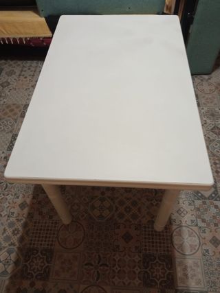 Mesa blanca extensible de cocina