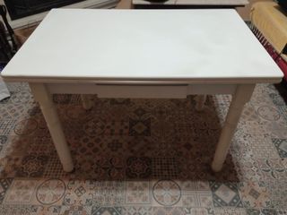 Mesa blanca extensible de cocina
