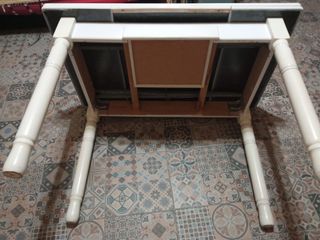 Mesa blanca extensible de cocina