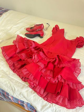 Traje flamenca talla 4 MARICRUZ y zapatos del 28.