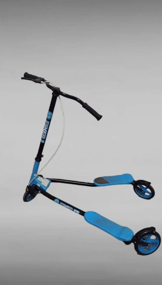 Patinete tres ruedas.