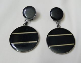 PENDIENTES LARGOS NEGROS Y CILINDRICOS