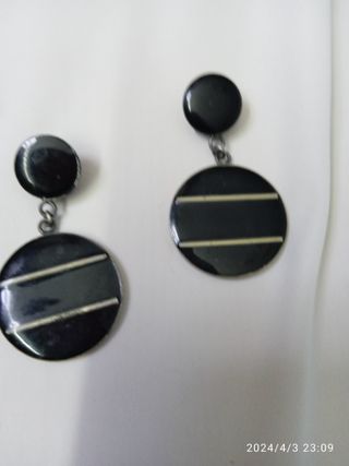 PENDIENTES LARGOS NEGROS Y CILINDRICOS