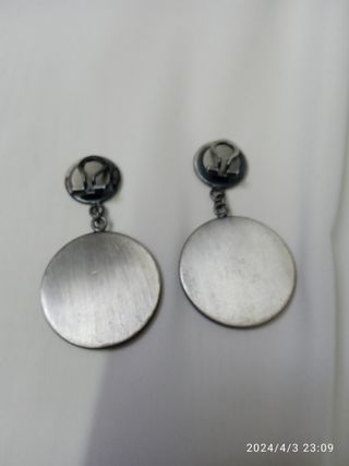 PENDIENTES LARGOS NEGROS Y CILINDRICOS