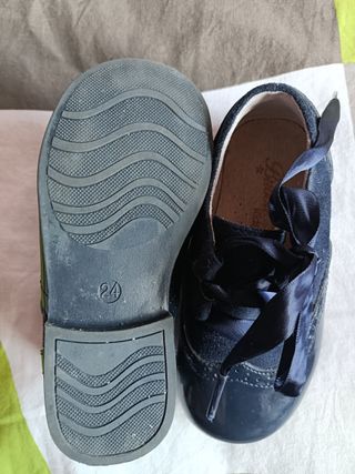 Zapatos acharolados azules y cordones