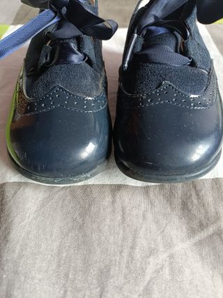 Zapatos acharolados azules y cordones