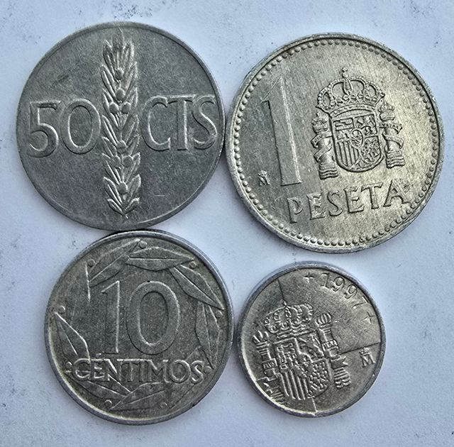  7 monete più 4 monete da 25 punti con foro.