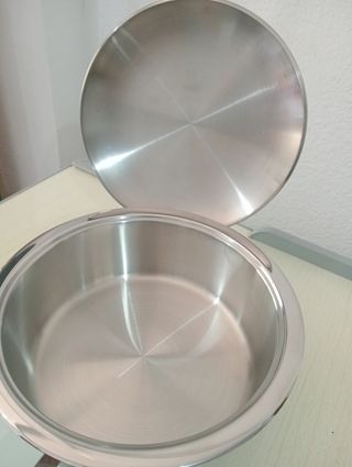 ,.OLLA AMC. 2 LITROS DIAM. 23,5 CM. ALTA 8,5 CM.